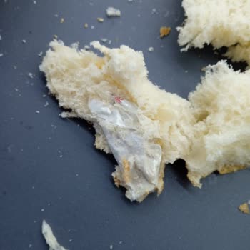 BİM Ekmeğin İçinden Kocaman Poşet Çıktı