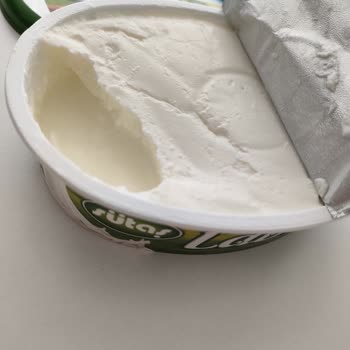 Sütaş Labne Peynirin İçinde Yarısı Yoktu Kokusu Da Ekşiydi