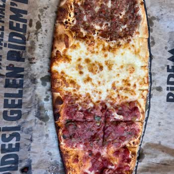 Pidem Restaurant Pişmeyen Pide Ve Personel