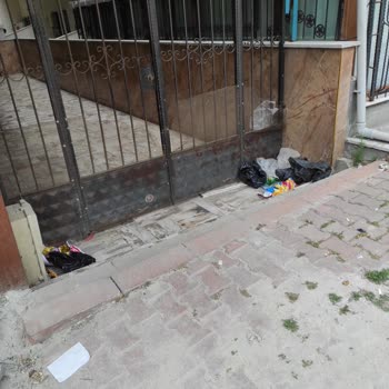 İBB - İstanbul Büyükşehir Belediyesi Sokaklar Çöplük İçinde