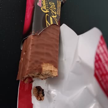 Ülker Extra Gofretin İçinden Çıkan Sert Plastiğe Benzer Cisim