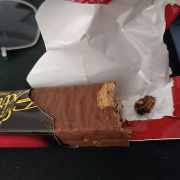 Ülker Extra Gofretin İçinden Çıkan Sert Plastiğe Benzer Cisim