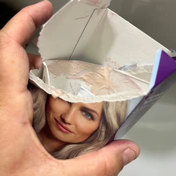 Palette Farklı Renk Boya Çıkması