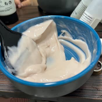 Palette Farklı Renk Boya Çıkması