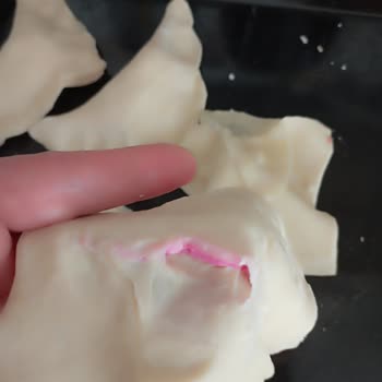 PekFood Milföy Hamurunun İçinden Çıkan Plastik Poşet