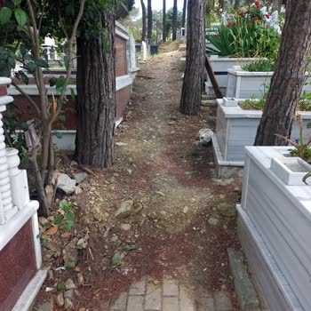 İBB - İstanbul Büyükşehir Belediyesi Mezarlık Arasındaki Yol