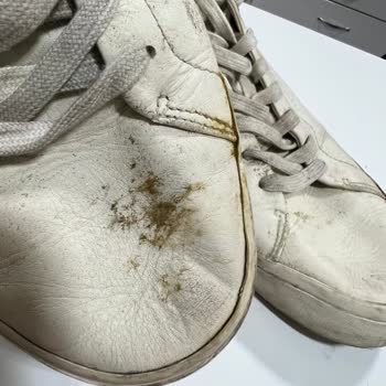 Tommy Hilfiger White Leather Sneakers Started to Wear and Flake Off