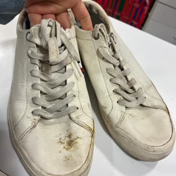 Tommy Hilfiger White Leather Sneakers Started to Wear and Flake Off