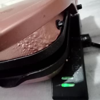 Korkmaz Mutfak Eşyaları Tost Makinesinin Tüm Boyası Kalktı!