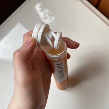 Farmakozmetika Newvit C Vitamini İçerisinden Kıl Çıktı