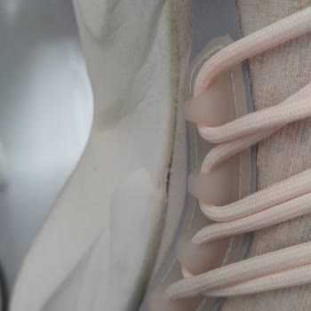 Yalı Spor Hilltown Mağazasından Aldığım Adidas Alphaboost V1 Ayakkabıda Açılma Ve Sararma Sorunu