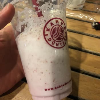 Çilekli Milkshake - Kahve Dünyası