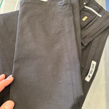 Mavi Siyah Renk Kot Pantolonda Sağ Paçasında Dönme Olduğu İçin Değişim Yapmak İstiyorum