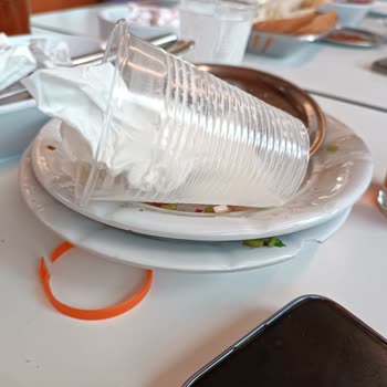 Köfteci Yusuf'ta Verilen Plastik Bardak