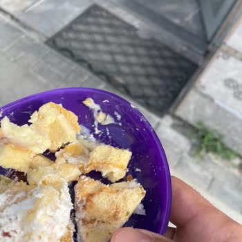 Narin Pastanesi (Avcılar) Bozuk Pasta Satışı Yapıldı