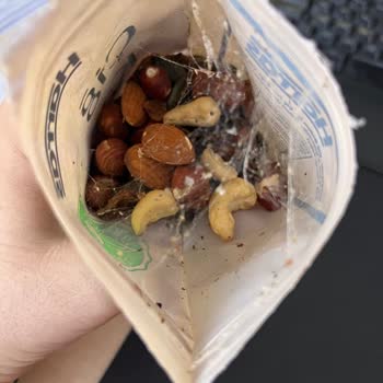 Harras Karışık Kuruyemiş İçinden Örümcek Ağ I Olması