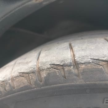 Bridgestone Şikayet Yanaklarda Çatlama Ve Müşteri Temsilcisi Yetkisiz.