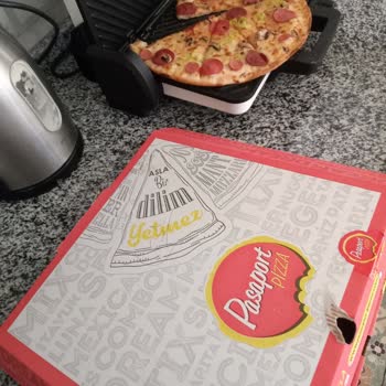 Pasaport Pizza Pizzalar Soğuk Üzerinde Malzeme Yok Ve Çalışan Personel Eğitimsiz