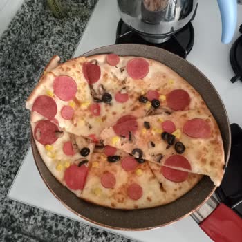 Pasaport Pizza Pizzalar Soğuk Üzerinde Malzeme Yok Ve Çalışan Personel Eğitimsiz