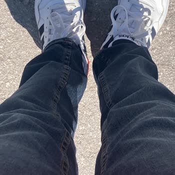 Zara 'dan Aldığım Jean'in Sol Bacağı Dışa Dönük