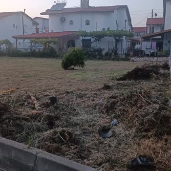 Kuşadası Belediyesi İlgisizliği ve Yeşil Alandaki Çöpler