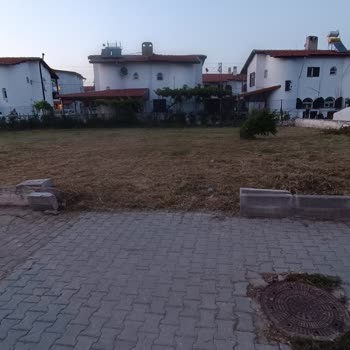 Kuşadası Belediyesi İlgisizliği ve Yeşil Alandaki Çöpler