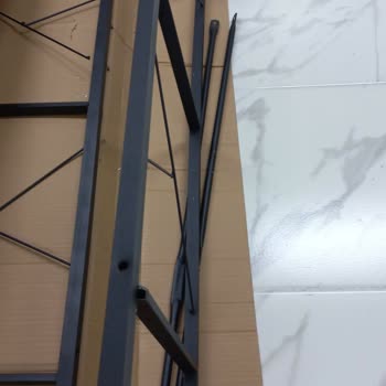 Larem Mobilya (Buca) Rafların Hepsi Defolu