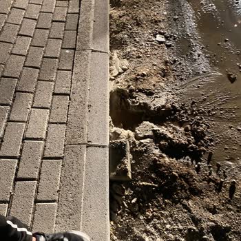 Gemlik Belediyesi İlgilenmiyor Evin Önündeki Rögar 1 Haftadır Taşıyor