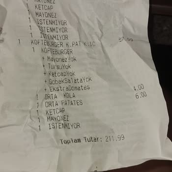 İzmir Kıbrıs Şehitleri Burger King Ne Servis Kaliteli Ne Ürünler Kaliteli Masaların Üstü Çöp Dolu İlgilenen Kimse Yok! Çocuğumun Yediği Hamburgerden Domates Çıktı Yani Paranla Çekiyorsun. Böyle Bir Firmaya Hiç