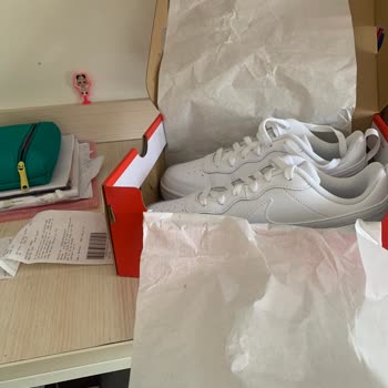 In Street Yeni Ayakkabı Sarı Sarı Lekeler Var