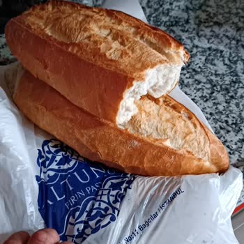 Altunlar Fırın Pasta Cafe Fırıncı Ekmeği Tam Yerine Yarım Vermesi
