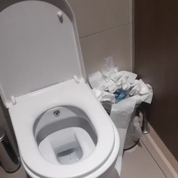 StarCity Outlet Center Yemek Katındaki WC Temizliği Yetersiz