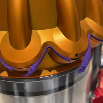 Dyson V15 Süpürgenin Mor Silikonları Koptu.