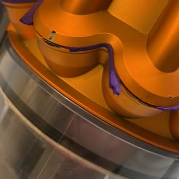Dyson V15 Süpürgenin Mor Silikonları Koptu.