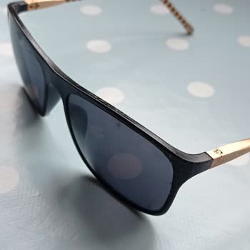 İnvicta Gözlüğümün Kenarları Yapış Yapış Oldu.