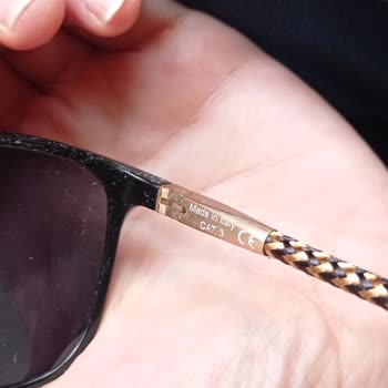 İnvicta Gözlüğümün Kenarları Yapış Yapış Oldu.