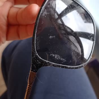 İnvicta Gözlüğümün Kenarları Yapış Yapış Oldu.