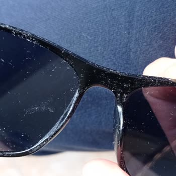 İnvicta Gözlüğümün Kenarları Yapış Yapış Oldu.