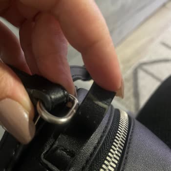 Calvin Klein Kullanmadan Askısı Koptu