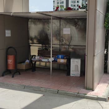 MNG Kargo Çakırlar Şube Görevlileri Kargoları Bina Girişine Bırakıyor