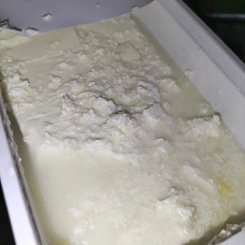 İçim Tam Yağlı Beyaz Peynir Kendi Kabı İçinde Ufalanmış