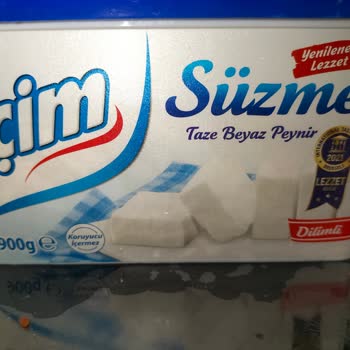 İçim Tam Yağlı Beyaz Peynir Kendi Kabı İçinde Ufalanmış