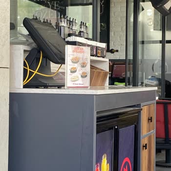 Tavuk Dünyası Eryaman'da Masaların Pisliği Yemek Yeme İştahımızı Kaçırdı