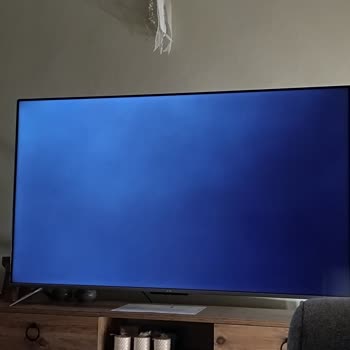 TCL Televizyon TCL QLED TV Siyah Ekranda Beyaz Işık Yansıması