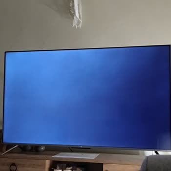 TCL Televizyon TCL QLED TV Siyah Ekranda Beyaz Işık Yansıması