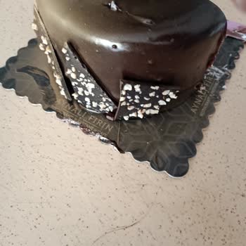 Tarihi Aynalı Fırın Pastanın İçinden Kıl Çıktı