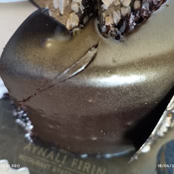 Tarihi Aynalı Fırın Pastanın İçinden Kıl Çıktı