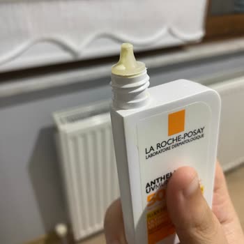 La Roche Posay Anthelios UVMune Güneş Kremi Sıvı Ve Rengi Koyu