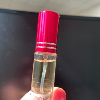 Dekant Parfüm Şişeler Dolu Değil. Parfümler Uçtu