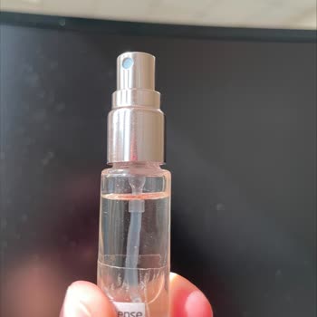 Dekant Parfüm Şişeler Dolu Değil. Parfümler Uçtu